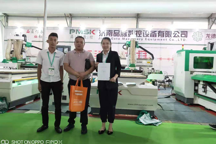 恭喜青海王總在臨沂木業展覽會訂購品脈板式...